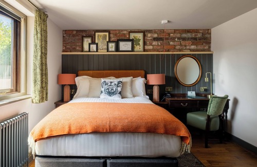 Clanfield Hotel | Discover Hampshire Hog: 4-Star Gem with Family-Friendly Amenities