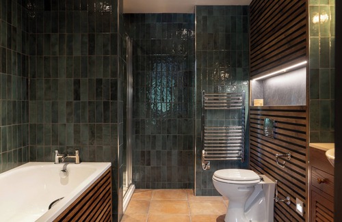 Clanfield Hotel | Discover Hampshire Hog: 4-Star Gem with Family-Friendly Amenities