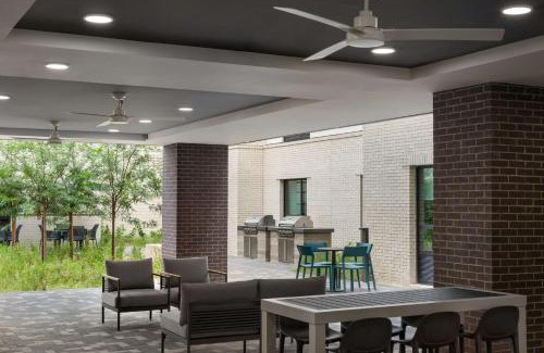 Holly Hotel | Discover Hampton Inn Austin East Side: Pet-Friendly Getaway