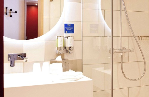 Hallbergmoos Hotel | Eco-Friendly Comfort at Hampton by Hilton Munich Airport South