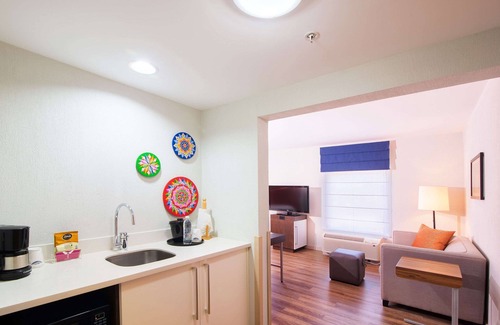 Cacique Hotel | Top Rated Hampton by Hilton San Jose Airport with Pool & Spa