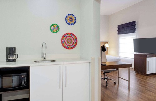 Cacique Hotel | Top Rated Hampton by Hilton San Jose Airport with Pool & Spa