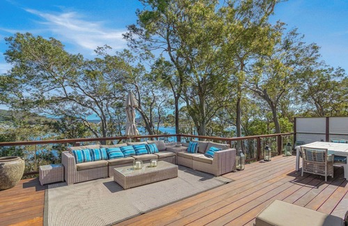Pretty Beach House | Hampton Cottage by HolidayCo.