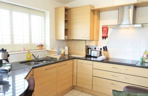 Richmond-upon-Thames Apartment | Hampton Ct 2 beds with balcony