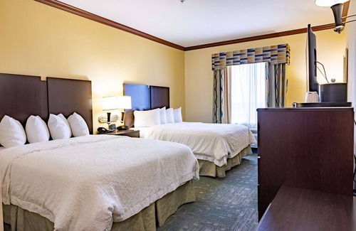 Alice Hotel | Guest Favorite: Hampton Inn Alice with Pool and Breakfast