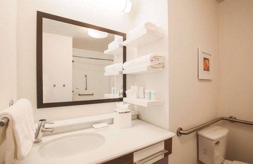 Camarillo Hotel | Top-Rated Hampton Inn and Suites Camarillo with Pool & Spa