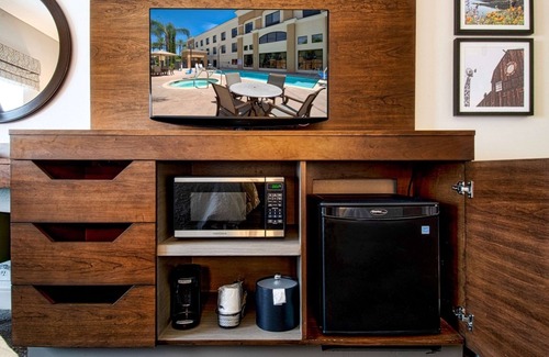 Hemet Hotel | Inviting Hampton Inn and Suites Hemet with Pool & Spa