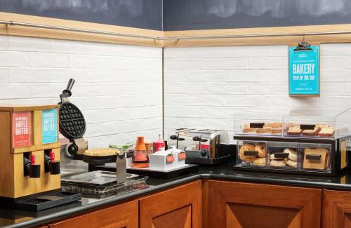Fishers Hotel | Cozy Hampton Inn & Suites in Fishers with Pool & Breakfast