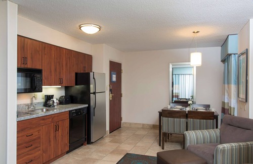 Kokomo Hotel | Guest Rated: Hampton Inn and Suites Kokomo with Pool Access