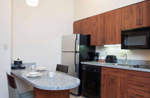 Kokomo Hotel | Guest Rated: Hampton Inn and Suites Kokomo with Pool Access