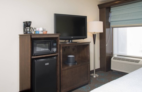 Kokomo Hotel | Guest Rated: Hampton Inn and Suites Kokomo with Pool Access