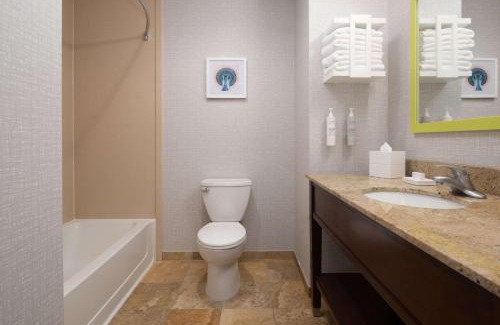 SeaTac Hotel | Comfortable Stay at Hampton Inn & Suites Seattle Airport