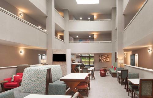 Athens Hotel | Comfortable Hampton Inn Athens with Pool & Family Amenities