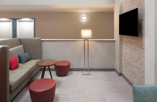 Athens Hotel | Comfortable Hampton Inn Athens with Pool & Family Amenities