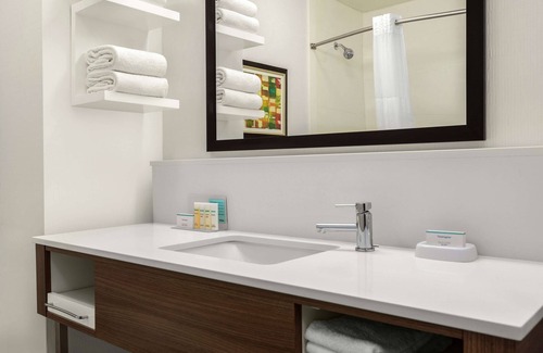 Athens Hotel | Welcoming Hampton Inn Athens with Pool & Family Amenities