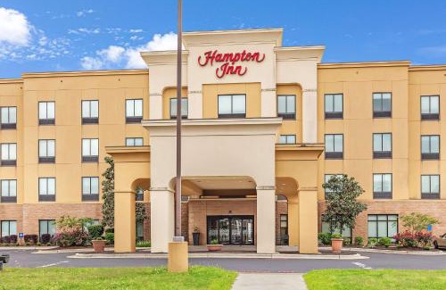 Atmore Hotel | Welcoming Hampton Inn Atmore: Pool & Family-Friendly Stay