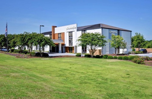 Auburn Hotel | Cozy Hampton Inn Auburn: Oceanfront with Pool & Breakfast