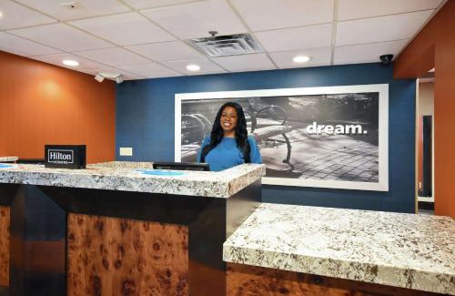 Auburn Hotel | Cozy Hampton Inn Auburn: Oceanfront with Pool & Breakfast