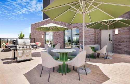 Aurora Hotel | Comfortable Stay at Hampton Inn Aurora near Medical Center