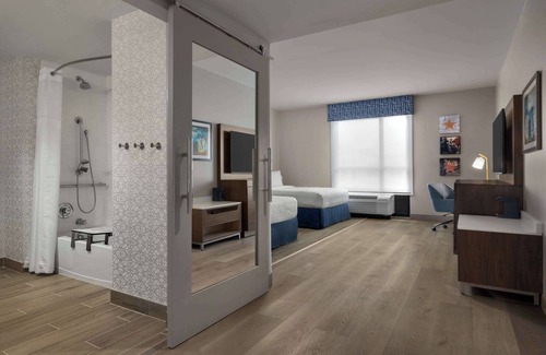 Holly Hotel | Enjoy Comfort at Hampton Inn Austin East Side with Pool