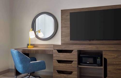 Holly Hotel | Enjoy Comfort at Hampton Inn Austin East Side with Pool