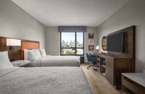 Holly Hotel | Enjoy Comfort at Hampton Inn Austin East Side with Pool