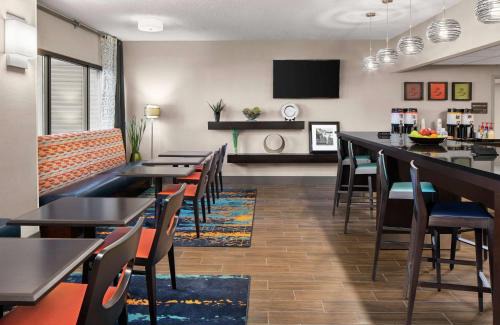 St. Johns Hotel | Discover Hampton Inn Austin North: Pet-Friendly & Poolside