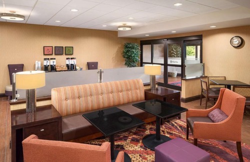 Pricedale Hotel | Inviting Hampton Inn Belle Vernon with Pool & Ocean View