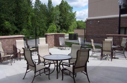 Bennington Hotel | Pet-Friendly Hampton Inn Bennington with Oceanfront Pool