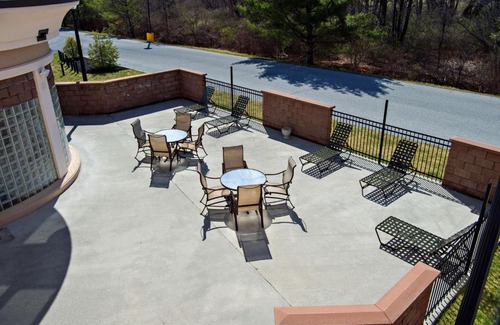 Bennington Hotel | Pet-Friendly Hampton Inn Bennington with Oceanfront Pool
