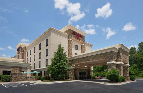 Bermuda Run Hotel | Inviting Hampton Inn Bermuda Run with Pool & Spa Amenities