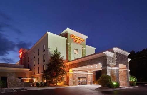 Bermuda Run Hotel | Inviting Hampton Inn Bermuda Run with Pool & Spa Amenities