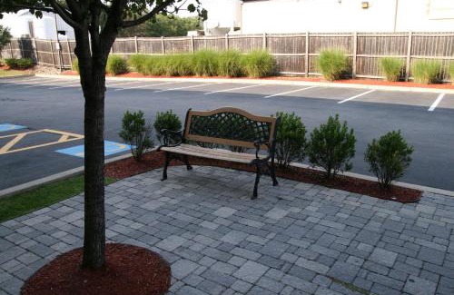 Braintree Hotel | Pet-Friendly Stay at Hampton Inn Boston/Braintree with Pool