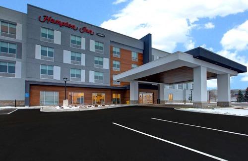 Brockville Hotel | Explore Hampton Inn Brockville: Pool, Pet-Friendly Retreat