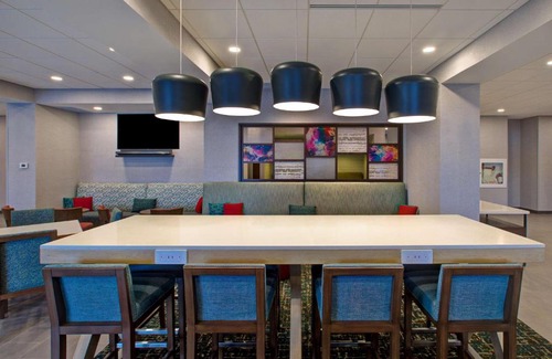 Brockville Hotel | Explore Hampton Inn Brockville: Pool, Pet-Friendly Retreat