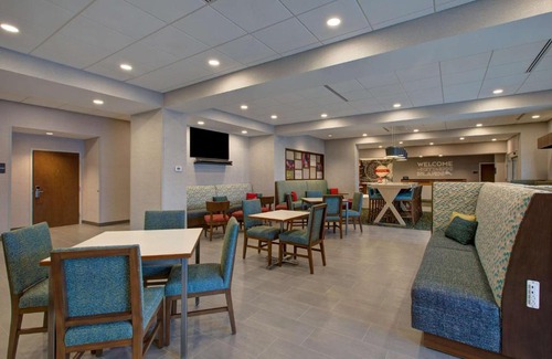 Brockville Hotel | Explore Hampton Inn Brockville: Pool, Pet-Friendly Retreat