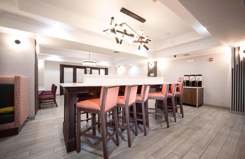 Bryant Hotel | Pet-Friendly Hampton Inn Bryant with Pool & Restaurant