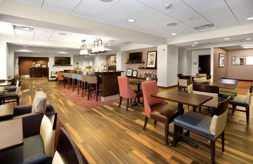 Homeacre-Lyndora Hotel | Comfortable Stay at Hampton Inn Butler - Pool & Family-Friendly