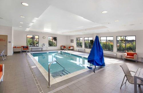 Homeacre-Lyndora Hotel | Comfortable Stay at Hampton Inn Butler - Pool & Family-Friendly