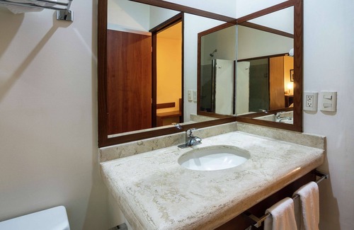 San Juan del Rio Hotel | Explore Hampton Inn by Hilton San Juan del Rio: Family-Friendly Stay