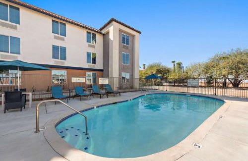 Calexico Hotel | Discover Holiday Inn Express Calexico with Oceanfront Views