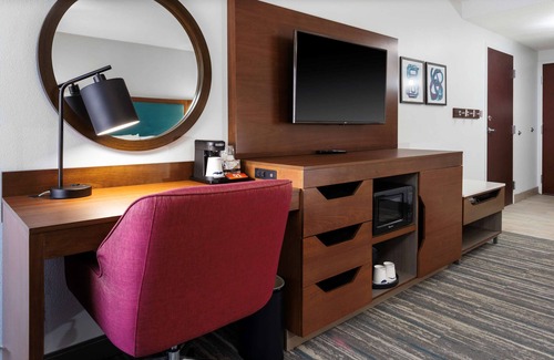 Bow Hotel | Inviting Hampton Inn by Hilton Concord/Bow with Pool & Dining