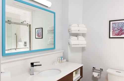 Bow Hotel | Inviting Hampton Inn by Hilton Concord/Bow with Pool & Dining