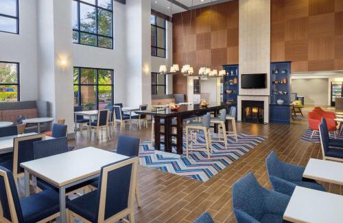 East Garden City Hotel | Pet-Friendly Hampton Inn with Pool & Breakfast in Long Island