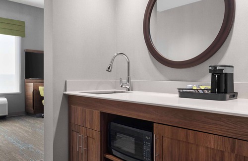Kingston Hotel | Top-Rated Hampton Inn by Hilton Kingston with Pool & Spa