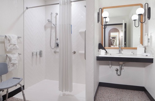 Tampa Hotel | Guest Favorite: Comfort Suites at Fairgrounds - Casino Escape