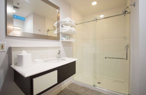 Tiffin Hotel | Explore Hampton Inn by Hilton Tiffin: Rated 9.2/10 with Pool