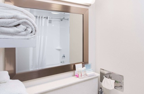 Troy Hotel | Comfortable Stay at Hampton Inn by Hilton Troy with Pool