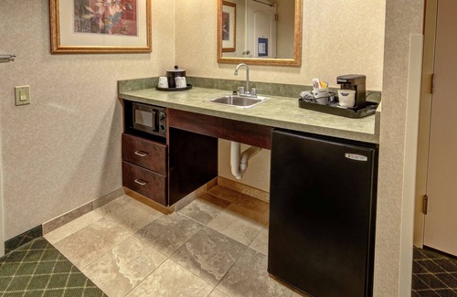 Cambridge Hotel | Discover Hampton Inn Cambridge: Rated 9.4 with Pool & Spa