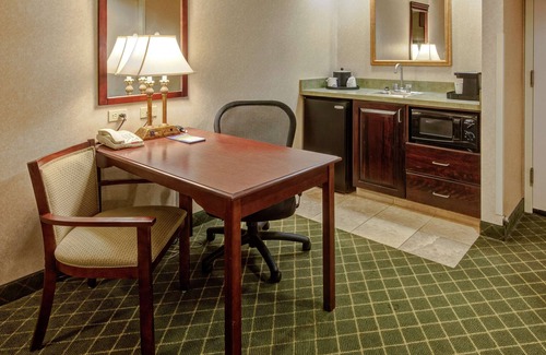 Cambridge Hotel | Discover Hampton Inn Cambridge: Rated 9.4 with Pool & Spa